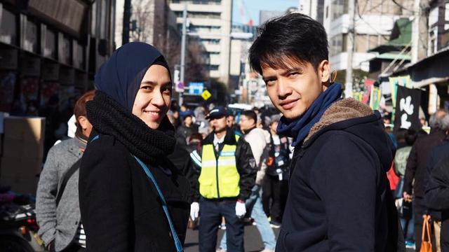 [Bintang] Jarang Terekspos, Ini 8 Potret Romantis Dimas Seto dan Dhini Aminarti