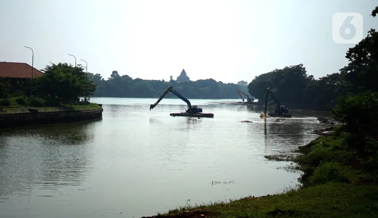 Petugas menggunakan alat berat untuk mengeruk lumpur di Setu Babakan, Jakarta, Selasa (30/6/2020). Pengerukan dilakukan guna mengembalikan kedalaman setu sehingga menambah daya tampungnya. (Liputan6.com/Immanuel Antonius)