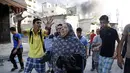 Beberapa warga melarikan diri pasca serangan udara militer Israel menghantam sebuah pasar di Shejaia, sebelah timur kota Gaza, (30/7/2014). (REUTERS/Finbarr O'Reilly)