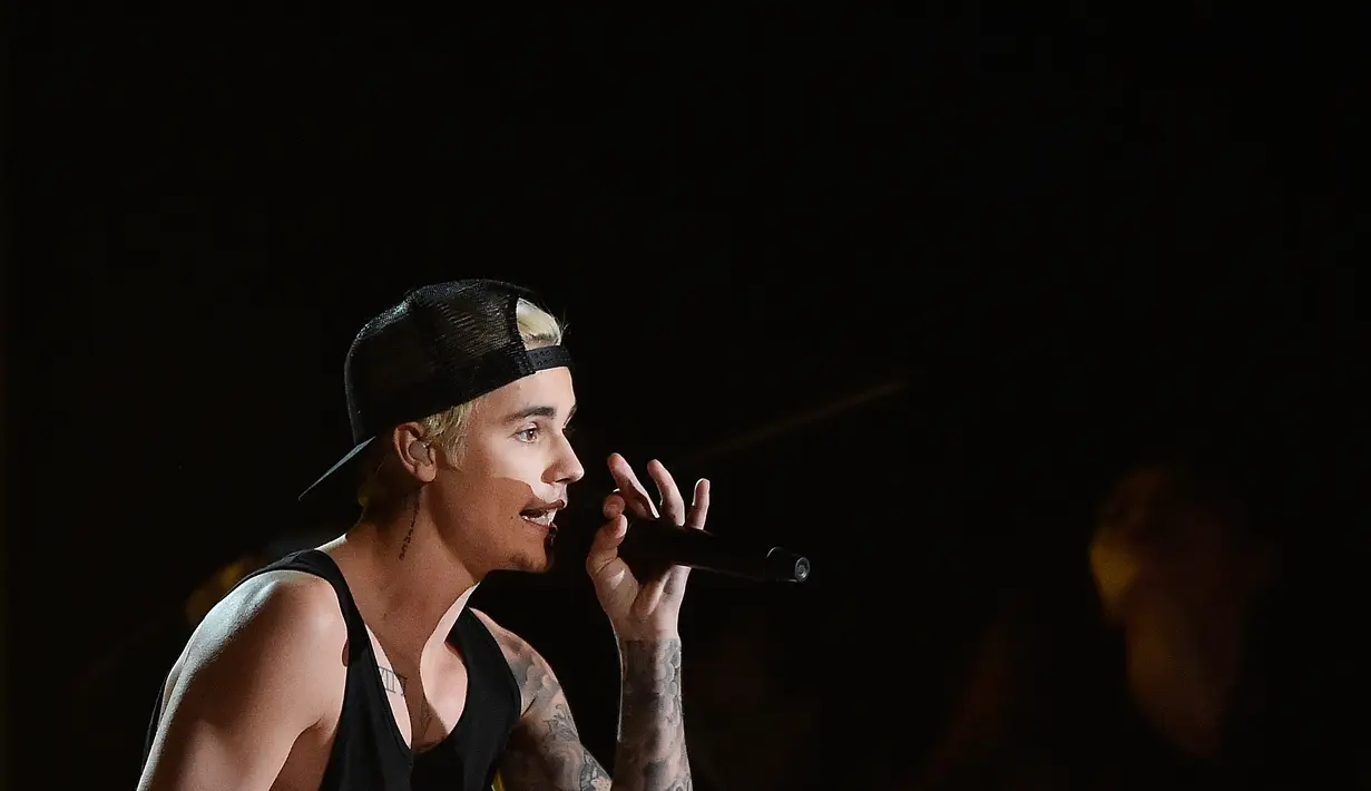 Hal yang sangat wajar ketika penggemar memberikan hadiah untuk sang idola. Karena jarang bertemu, momen kebersamaan penggemar dan idola sangatlah di manfaatkan dengan sebaik mungkin. (AFP/Bintang.com)