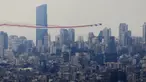 Sejumlah pesawat mengudara di atas langit Beirut, mengeluarkan asap dengan warna-warna bendera nasional Lebanon, dalam perayaan seratus tahun berdirinya Lebanon Raya, di Beirut, Lebanon (1/9/2020). (Xinhua/Bilal Jawich)