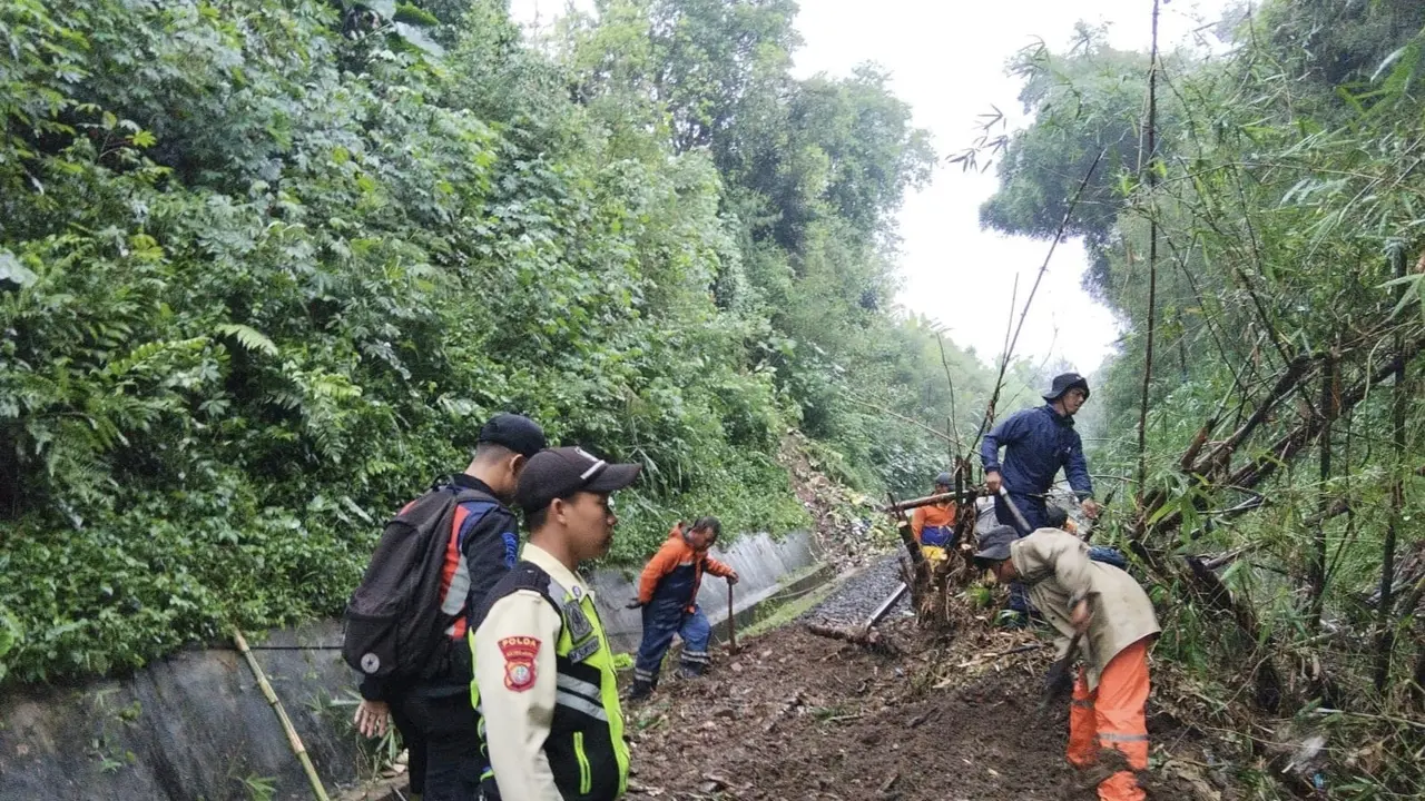 Rel di Sukabumi Tertutup Longsor 6 Meter