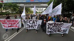 Massa Jaringan Aktivis Pro-Demokrasi membentangkan spanduk di depan Kemenko Maritim, Jakarta, Jumat (16/9). Mereka mendesak Pemerintah menghentikan seluruh izin proyek penguasaan wilayah pantai oleh swasta dengan dalih reklamasi (Liputan6.com/Johan Tallo)