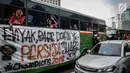 Suporter Persija berada di dalam bus melewati jalan Gatot Subroto menuju stadion Gelora Bung Karno, Jakarta, Minggu (9/12). Antusiasme ribuan suporter Persija bersiap mendukung tim kesayangannya bertanding melawan Mitra Kukar. (Liputan6.com/Faizal Fanani)