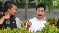 Bupati Solok Selatan Muzni Zakaria (kanan) usai menjalani pemeriksaan di Gedung KPK, Jakarta, Kamis (5/9/2019). Muzni Zakaria diperiksa sebagai tersangka terkait kasus dugaan korupsi pengadaan barang dan jasa di Kabupaten Solok Selatan. (merdeka.com/Dwi Narwoko)