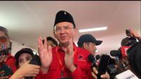 Mantan Gubernur DKI Jakarta Basuki Tjahaja Purnama alias Ahok usai menghadiri acara HUT ke-51 PDIP di Lenteng Agung, Jakarta Selatan, Rabu (10/1/2024). Dalam kesempatan itu, Ahok turut angkat bicara terkait ketidakhadiran Presiden Jokowi di acara HUT PDIP. (Liputan6.com/Delvira Hutabarat)