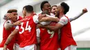 Para pemain Arsenal merayakan gol yang dicetak oleh Alexandre Lacazette ke gawang Wolverhampton Wanderers pada laga Premier League di Stadion Molineux, Sabtu (4/6/2020). Arsenal menang dengan skor 2-0. (AP/Mike Egerton)