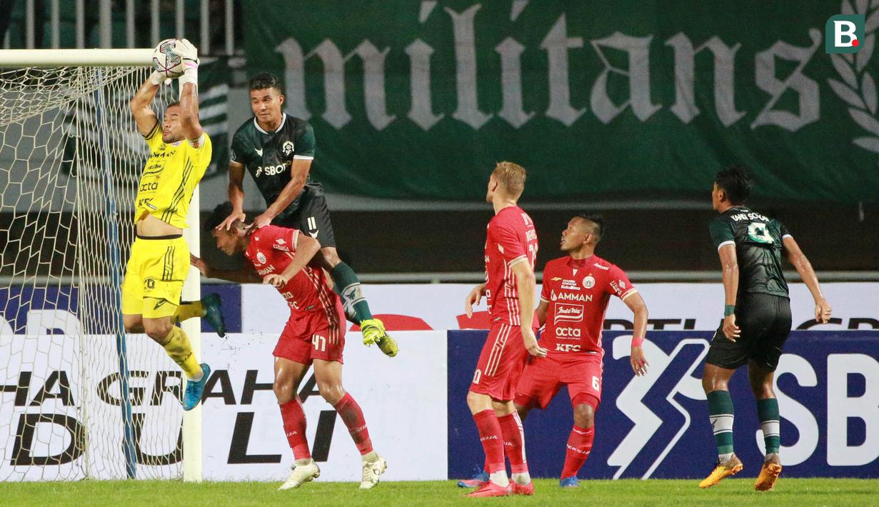 Kiper yang akrab disapa Bagol ini jatuh bangun mengamankan gawang Macan Kemayoran dari gempuran Laskar Padjajaran pada laga pekan keempat BRI Liga 1 2022/2023 di Stadion Pakansari, Kabupaten Bogor. (Bola.com/M Iqbal Ichsan)