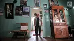 Cucu warga Tionghoa yang rumahnya digunakan tokoh muda Indonesia, Djanto Djoewari alias Djiauw Kiang Lin (70) berjalan di Rumah Pengasingan Sukarno dan Mohammad Hatta di Rengasdengklok, Karawang, Jawa Barat, Kamis (16/8). (Merdeka.com/Iqbal Nugroho)