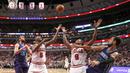 Para Pemain Chicago Bulls berebut bola pemain Charlotte Hornets pada laga NBA preseason basketball game di Chicago, Selasa (18/10/2016) WIB.  (AP/Charles Rex Arbogast)