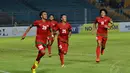 Alfin Ismail Tuasalamony, Syakir Sulaeman, Aldaier Makatindu, Rizky Ahmad Sanjaya Pellu (kiri-kanan) dalam laga persahabatan dengan Rep. Dominika di Stadion Utama GBK, Kamis (15/5/14). (Liputan6.com/Andrian Martinus)