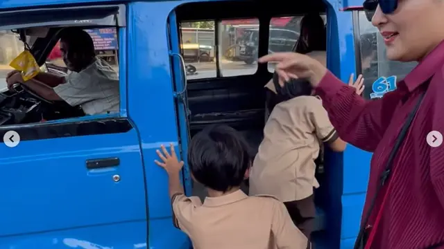 Ashanty dan Meisya Siregar temani anak-anaknya naik angkutan kota. [Foto: Instagram/meisya_siregar]