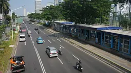 Sejumlah kendaraan bermotor melintas di Jalan Jenderal Sudirman, Jakarta, Rabu (22/5/2019). Adanya unjuk rasa dan kericuhan usai pengumuman hasil Pemilu 2019 menyebabkan ruas jalan protokol tersebut berbeda dengan hari biasa yang diwarnai kemacetan. (Liputan6.com/Immanuel Antonius)