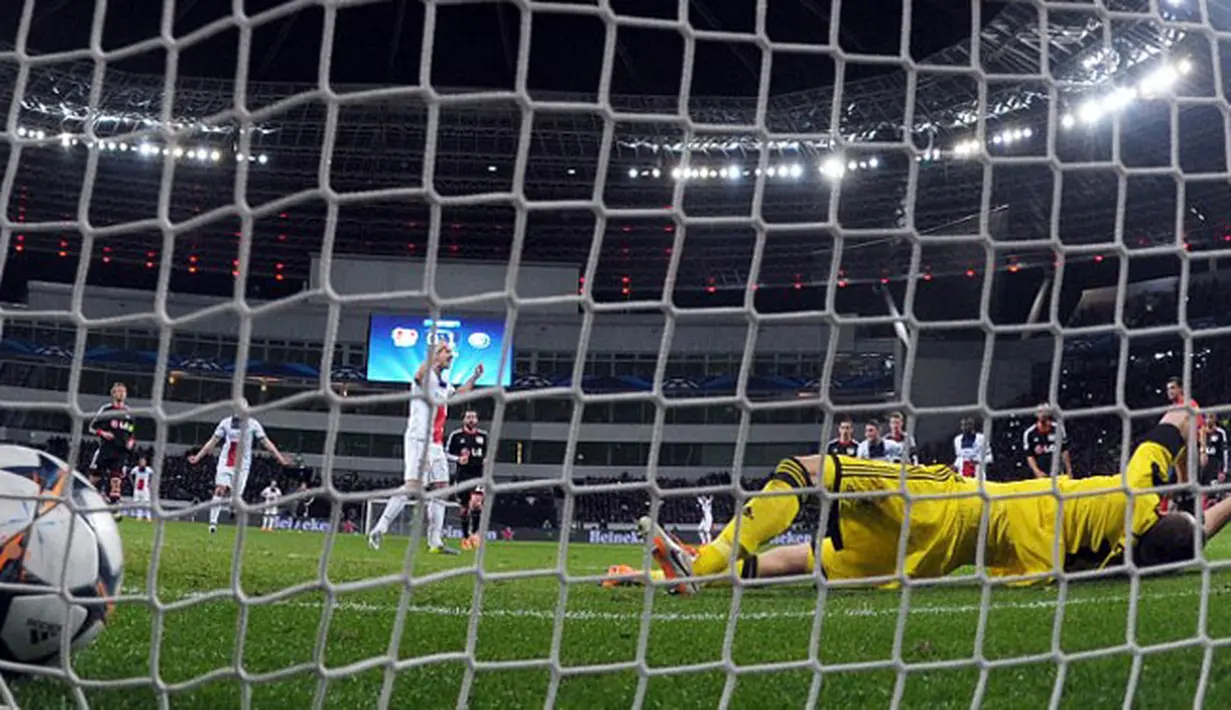 Kiper Bayer Leverkusen Bernd Leno gagal menyelamatkan tembakan dari Zlatan Ibrahimovic pada putaran leg pertama 16 besar Liga Champions antara Bayer Leverkusen vs Paris Saint-Germain (PSG) di Leverkusen, Jerman Barat pada 19 Februari 2014 (AFP/Federico Ga