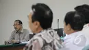 Terdakwa kasus suap Bupati Bangkalan Fuad Amin, Direktur PT Media Karya Sentosa Antonio Bambang Djatmiko (kiri) jalani sidang di pengadilan Tipikor Jakarta, Senin (16/3). Sejumlah saksi dihadirkan pada sidang lanjutan tersebut. (Liputan6.com/Helmi Afandi)