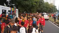 Penonton acara pembukaan Asian Games 2018 di pintu masuk Gelora Bung Karno, Sabtu (18/8/2018). (Liputan6.com/Ady Anugrahadi)