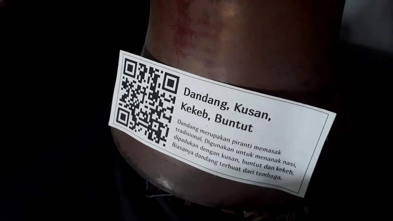 QR Code untuk mengidentifikasi koleksi museum, aset desa hingga kambing milik kelompok ternak di Desa Dermaji, Banyumas, Jawa Tengah. (Foto: Liputan6.com/Muhamad Ridlo)