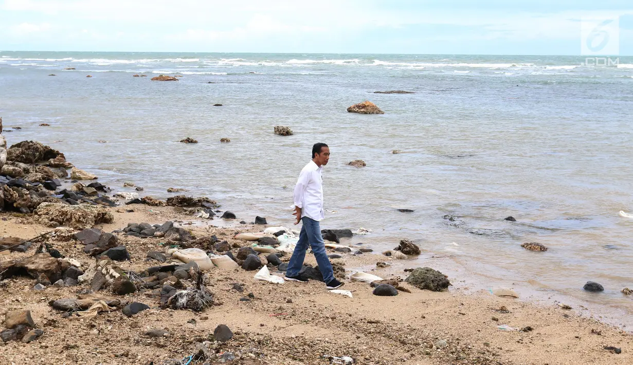 Presiden Joko Widodo atau Jokowi memandangi pantai saat meninjau lokasi terdampak tsunami Selat Sunda di Carita, Banten, Senin (24/12). Tsunami Selat Sunda menerjang lima kbupaten di Banten dan Lampung. (Liputan6.com/Angga Yuniar)