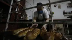 Tukang roti menyiapkan kue di Algiers, Aljazair, Rabu (29/4/2020). Aljazair melonggarkan langkah-langkah karantina akibat virus corona COVID-19 sejak hari pertama bulan suci Ramadan dengan memperpendek jam malam dan memungkinkan beberapa kegiatan komersial. (AP Photo/Toufik Doudou)