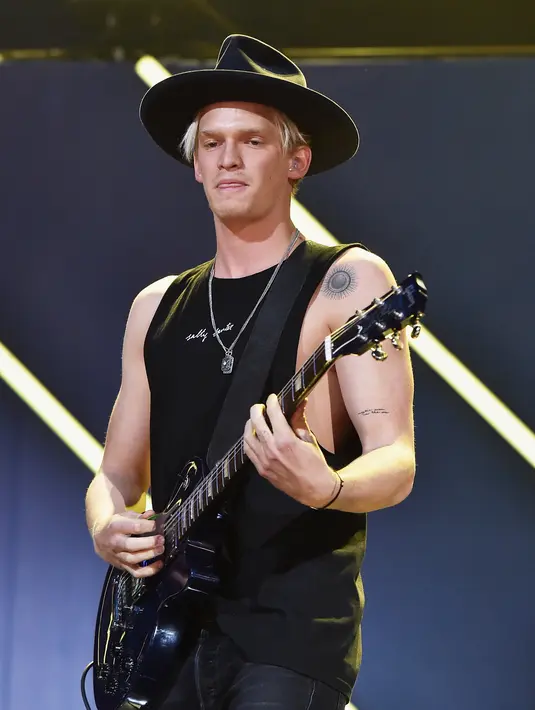 Karena ketampanan Cody yang terkesan cute, tak heran para penggemar Cody dibuat histeris ketika sang idola melantunkan lagunya. (AFP/Bintang.com)