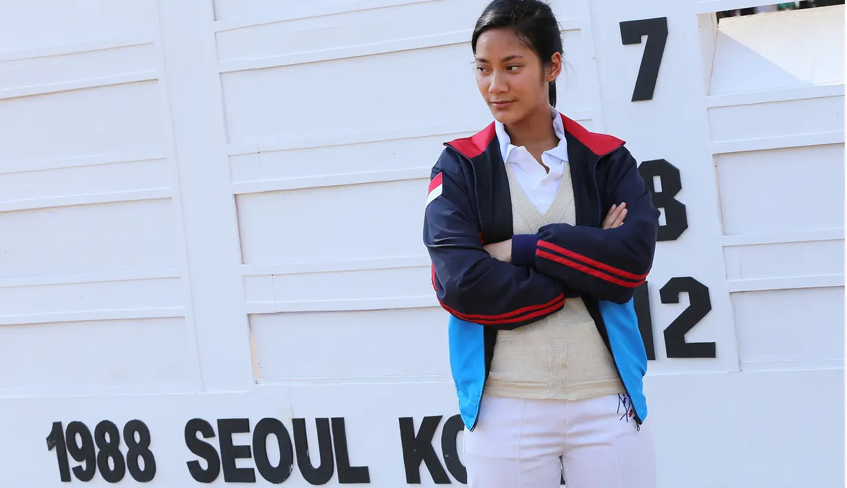 Tara Basro sebagai Kusuma Wardhani, atlet panahan Indonesia yang berprestasi dalam Olimpiade Seoul.  Pemain film 'Pendekar Tongkat Emas' ini mengatakan bahwa berpanas-panasan di bawah terik matahari merupakan tuntutan akting. (Galih W. Satria/Bintang.com)