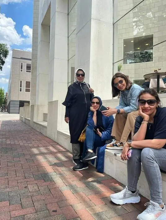 Momen berlibur lainnya mengabadikan Najwa berpose bersama sang ibu dan saudara perempuannya. Masih dengan jaket denim dan celana panjang cokelat, sedangkan saudara perempuannya juga tampaknya hobi mengenakan denim. Foto: Instagram.