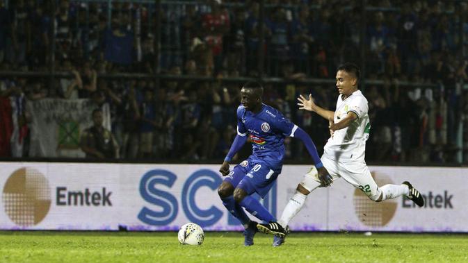 Gelandang Arema FC, Makan Konate, menggiring bola saat melawan Persebaya Surabaya pada laga Piala Presiden 2019 di Stadion Kanjuruhan, Jumat (13/4). Arema FC menang 2-0 atas Persebaya. (Bola.com/Yoppy Renato)