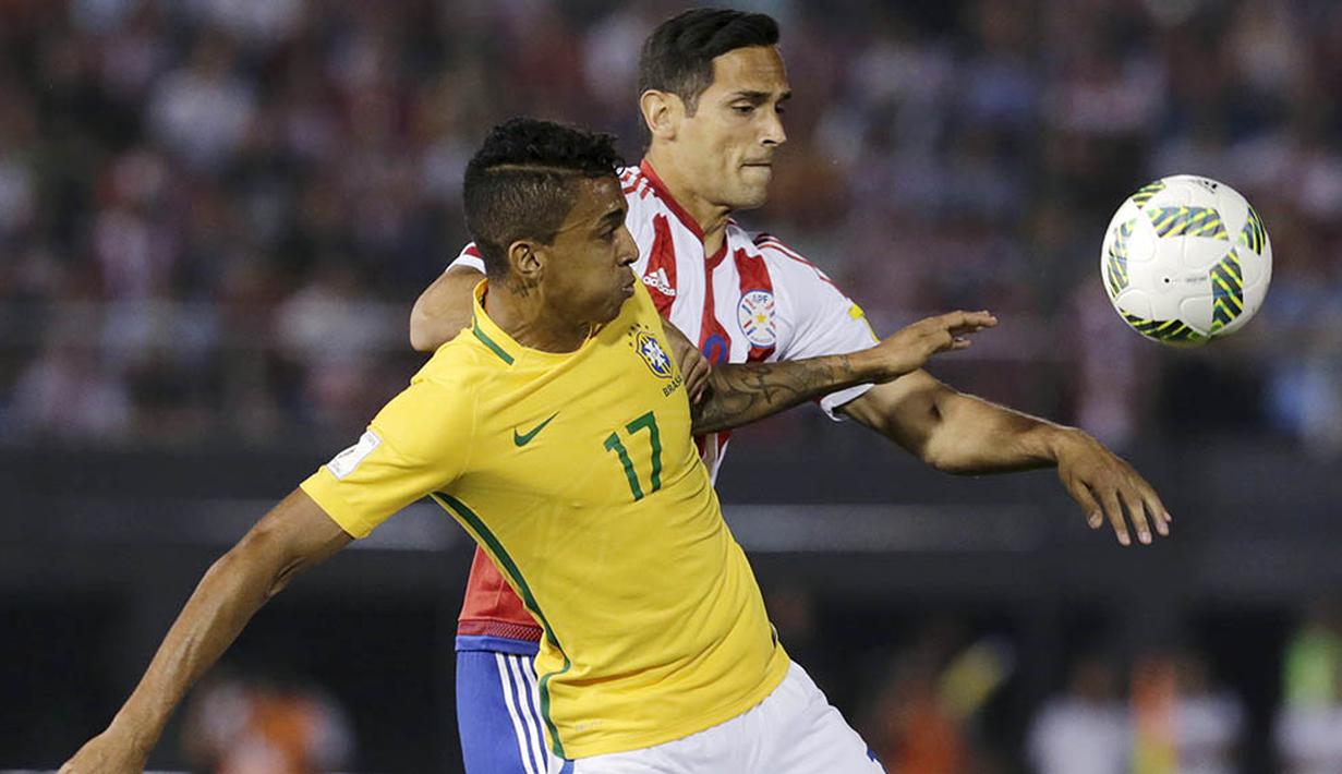 Strker Paraguay, Roque Santa Cruz, berusaha melewati gelandang Brasil, Luis Gustavo, pada kualifikasi Piala Dunia 2018 di Stadion Chaco, Paraguay, Rabu (30/3/2016). Kedua tim bermain imbang 2-2. (Reuters/Mario Valdez)