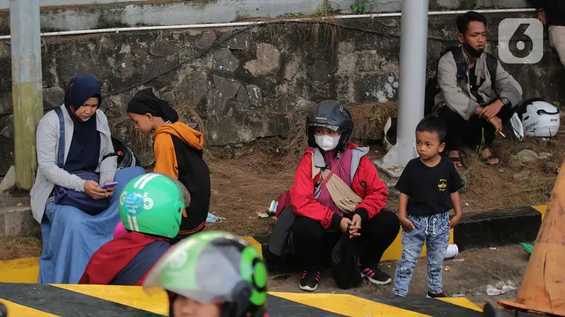 Wajah Lelah Pemudik Motor di Merak