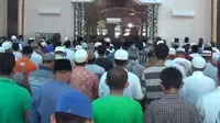 Umat muslim saat menjalankan salat gaib di Masjid Pahlawan Muslimin Medan, Sumatera Utara, Jumat (25/9/2015). (Liputan6.com/Reza Perdana)