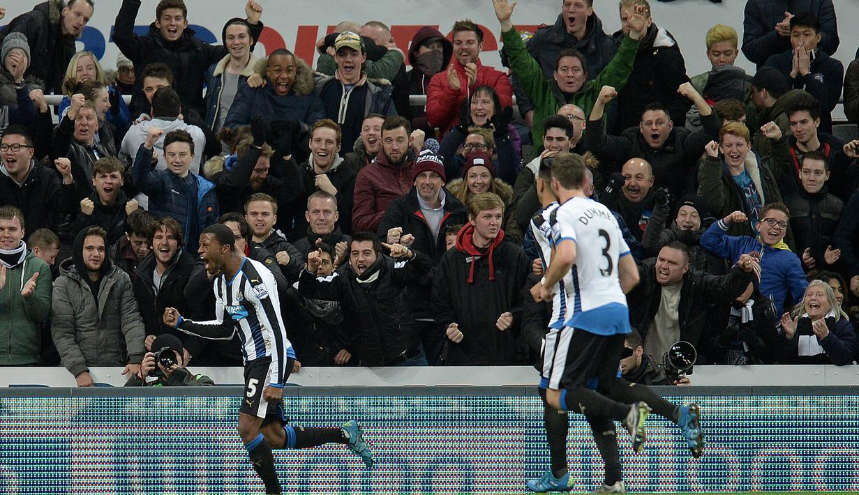 Ekspresi Georginio Wijnaldum setelah mencetak gol ke gawang Liverpool dalam lanjutan Liga Inggris di Stadion St James' Park, Newcastle, Minggu (6/12/2015). (AFP/Oli Scarff)