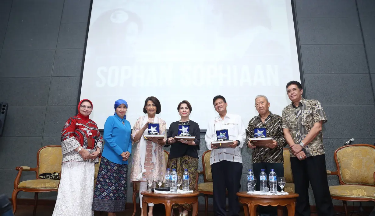 Dra. Sri Sularsih, MSi, kepala Perpustakaan Nasional RI mengakui track record Sophan Sophiaan dalam film. Gagasan, karya idenya pantas untuk disebarluaskan. (Andy Masela/Bintang.com)