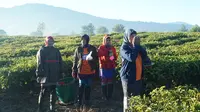 Sejumlah buruh petik teh di perkebunan di Desa Tarumajaya, Kecamatan Kertasari, Kabupaten Bandung, menyiangi tubuhnya sebelum beraktivitas. Hal ini dilakukan mengingat suhu di Kertasari lebih dingin dari biasanya. (Liputan6.com/Huyogo Simbolon)