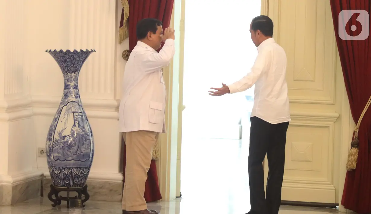Ketua Umum Partai Gerindra Prabowo Subianto memberi hormat kepada Presiden Joko Widodo di Istana Merdeka, Jakarta, Jumat (11/10/2019). Dalam pertemuan tersebut mereka membahas permasalahan bangsa dan koalisi. (Liputan6.com/Angga Yuniar)