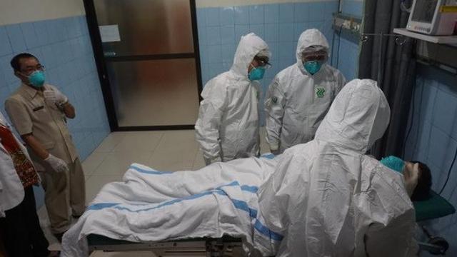 Sejumlah tenaga medis di RSUD Dr Moewardi Solo menggelar simulasi penanganan perawatan pasien suspek virus corona.