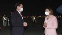 Dalam foto yang dirilis Kementerian Luar Negeri Taiwan ini, Ketua DPR AS Nancy Pelosi disambut oleh Menteri Luar Negeri Taiwan Joseph Wu saat tiba di Taipei pada 2 Agustus 2022. (Kementerian Luar Negeri Taiwan via AP)