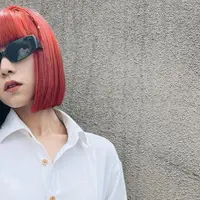 Penampilan Isyana Sarasvati dengan dua warna rambut ini menjadi sorotan publik. Dirinya terlihat memilih mewarnai sebelah rambut pendeknya menjadi warna pink. (Liputan6.com/IG/@isyanasarasvati)