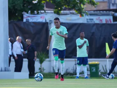 Para pemain Timnas Brasil U-17 menjalani latihan jelang pertandingan babak 16 besar Piala Dunia U-17 2023 di Lapangan Sriwaru, Solo, Jawa Tengah, Minggu (19/11/2023). Timnas Brasil U-17 akan bertanding melawan Timnas Ekuador U-17 pada pertandingan babak 16 besar di Stadion Manahan Solo pada Senin 20 November 2023. (Doc. LOC WCU17/RKY)