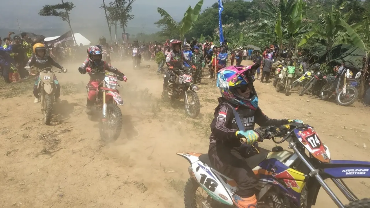 Pembalap Motocross Bertarung di Puncak Wawas Argo