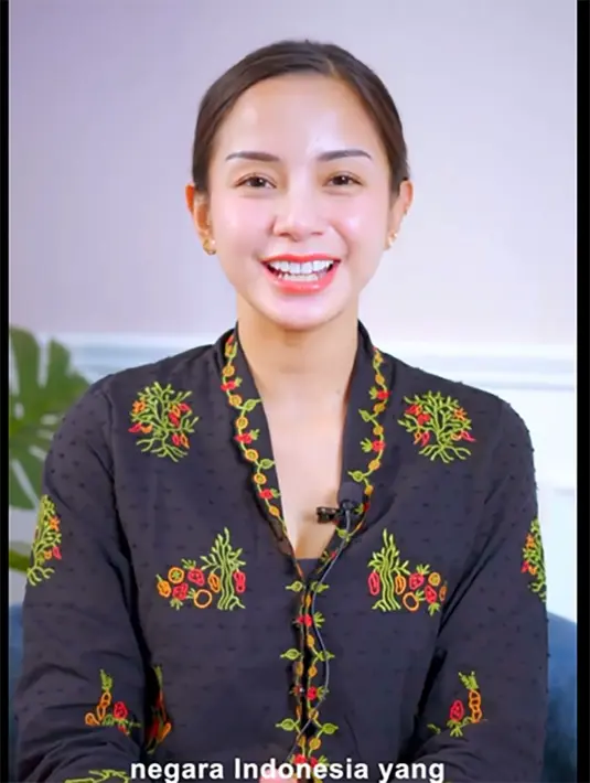 Dalam video tersebut, KIrana mengenakan kebaya dan mengungkapkan alasannya. Salah satunya adalah karena kesibukannya selama ini. [Instagram/kiranalarasati]
