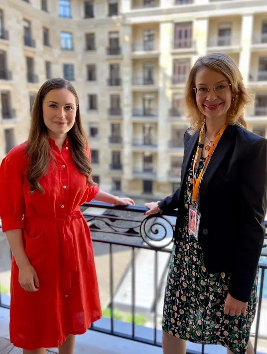 <p>Shirt dress juga bisa jadi pilihan sempurna untuk memberikan look terkesan rapi tanpa harus terlalu banyak mix n match. (Foto: Sanna Marin/ Instagram).</p>