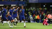 Gelandang Chelsea Raheem Sterling (7) merayakan bersama rekan setimnya setelah mencetak gol pembuka pada pertandingan Liga Inggris&nbsp;melawan Luton Town di Stamford Bridge, London, Sabtu, 26 Agustus 2023. Chelsea menang 3-0. (HENRY NICHOLLS / AFP)