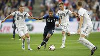 Di usia yang masih sangat muda saat itu, ia sudah mendapat kepercayaan Didier Deschamps untuk mengisi slot di lini depan Timnas Prancis. (AP/Christophe Ena)