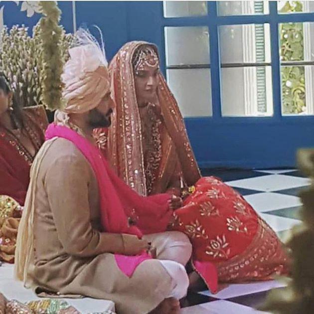 Ketika upacara pernikahan dimulai, Sonam dan Anand terlihat sedikit tegang. Senyum hilang sekejap dari wajah pasangan yang sudah dua tahun pacaran ini./copyright instagram.com/namratasoni