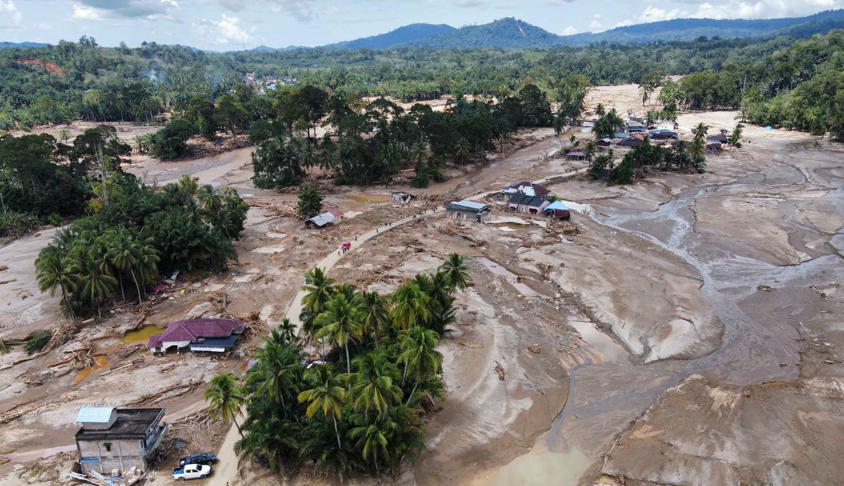 Sejak Senin (24/11/2025), banjir bandang dan tanah longsor besar menerjang Batang Toru, Tapanuli Selatan, Sumatera Utara. Tampak pemandangan desa yang terdampak banjir bandang di Batang Toru, Sumatera Utara, Senin 1 Desember 2025. (AP Photo/Binsar Bakkara)