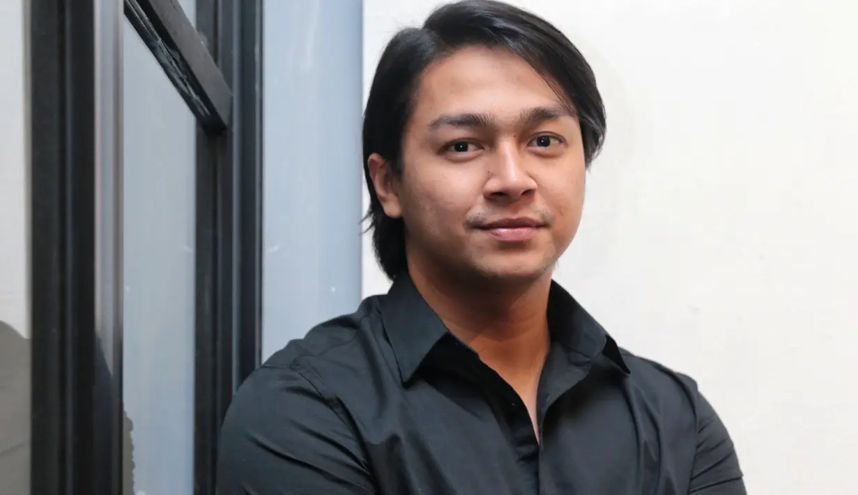Kepiawaian berakting Deva Mahenra semakin dibuktikan dengan banyaknya judul film yang dibintangi, terutama di tahun ini. Terbaru, dalam judul film Satu Hari Nanti Deva ikut bergabung di dalamnya. (Adrian Putra/Bintang.com)
