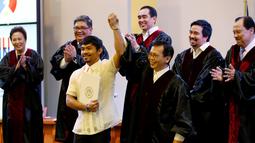 Mantan Petinju, Manny Pacquiao resmi diangkat sebagai senator oleh Anggota Komisi Pemilihan Filipina di Manila, Kamis (19/5). Pacquiao berhasil menduduki 1 dari 12 kursi senator di Majelis Tinggi setelah mendapat 16 juta suara. (REUTERS/Erik De Castro)