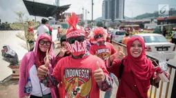 Suporter Garuda Muda berpose sebelum memasuki Stadion Selayang, Selangor untuk mendukung Timnas Indonesia U-22 pada laga melawan Timor Leste, Minggu (20/8). Indonesia melakoni laga ketiga dalam lanjutan grup B SEA Games 2017. (Liputan6.com/Faizal Fanani)