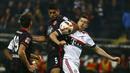 Pemain Eintracht Frankfurt Carlos Zambrano (kiri) berebut bola dengan pemain Bayern Munchen Robert Lewandowski dalam lanjutan Bundesliga di Commerzbank-Arena, Sabtu (31/10/2015) dini hari WIB. Munchen ditahan imbang 0-0. (REUTERS/Kai Pfaffenbach) 