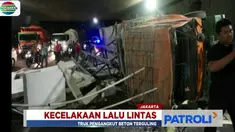 Kecelakaan ini berawal dari pengemudi truk yang hilang kendali akibat rem blong dan menabrak trotoar jalan hingga akhirnya terbalik.